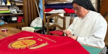 ACN España celebra su 60 aniversario con la ofrenda de un manto a la Virgen del Pilar por los cristianos perseguidos