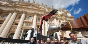 León XIV bendice campana de la “Capilla Sixtina valenciana” en Roma, reafirmando una tradición centenaria