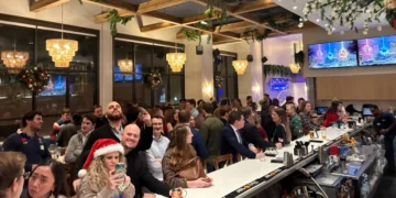 Washington D.C.: Jóvenes católicos forjan comunidad y reencuentran la fe en Emmaus Happy Hour