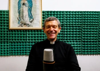 Sacerdote Julio Ampuero: la profunda misión de fe y transformación en Lima Sur, Perú