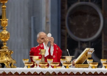 León XIV llama a vencer la guerra con la omnipotencia del amor en su homilía de Pentecostés