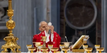 León XIV llama a vencer la guerra con la omnipotencia del amor en su homilía de Pentecostés
