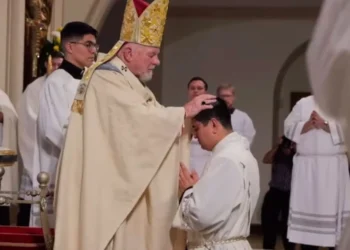 Sacerdote nicaragüense, perseguido por la dictadura, alcanza su vocación en Miami