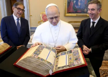 Papa León XIV reivindica el libro impreso y la lectura crítica en la era digital del Vaticano