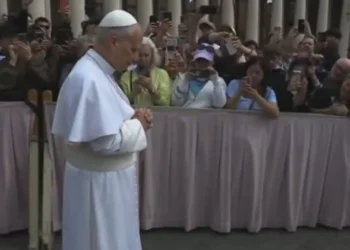 El Papa León XIV rinde homenaje a San Juan Pablo II en la Plaza de San Pedro y subraya la protección de Fátima