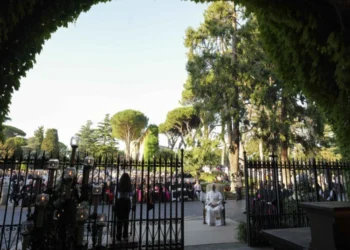 Papa León XIV lidera rosario mundial por la paz y llama al compromiso cotidiano desde el Vaticano