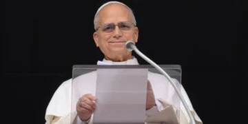 Papa León XIV clarifica la primacía del amor divino sobre los mandamientos en el Regina Coeli