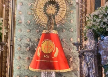 La Virgen del Pilar luce un manto rojo de Ayuda a la Iglesia Necesitada en su 60 aniversario en España