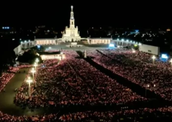 Fátima congrega a miles en histórica procesión de velas y recuerda a Juan Pablo II