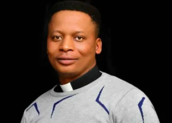 Liberado el padre Nathaniel Asuwaye en Nigeria tras tres meses de cautiverio; el Papa León XIV reitera preocupación