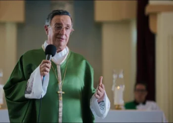 La película “Día 8: El soplo del Espíritu” se estrena en España, desvelando la vida del Padre Emiliano Tardif