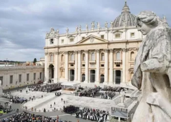 Informe sinodal sobre relaciones homosexuales polariza a la Iglesia bajo el pontificado de León XIV