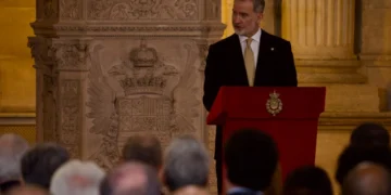 Rey Felipe VI da la bienvenida al Papa León XIV en España con un discurso que aborda fe, ciencia y unidad