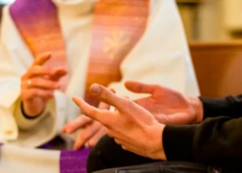 Francia debate ley que pone en riesgo el secreto de confesión y preocupa a los obispos