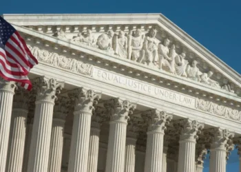 Fallo de la Corte Suprema avala políticas migratorias de Trump pese a la objeción católica