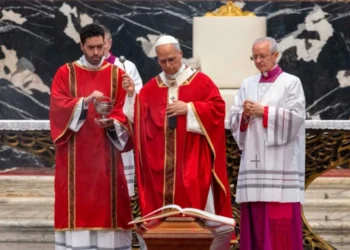 El Papa León XIV destaca el legado del cardenal Camillo Ruini en su funeral en San Pedro