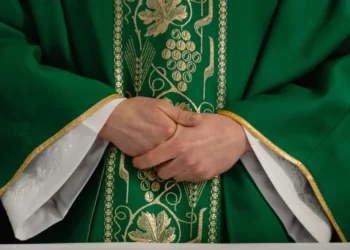 Arquidiócesis de León emite advertencia a fieles por falso sacerdote que celebra actos de culto
