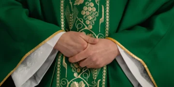 Arquidiócesis de León emite advertencia a fieles por falso sacerdote que celebra actos de culto