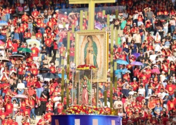 Caída de la tilma de la Virgen de Guadalupe conmueve a miles en evento mariano en Brasil