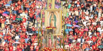 Caída de la tilma de la Virgen de Guadalupe conmueve a miles en evento mariano en Brasil