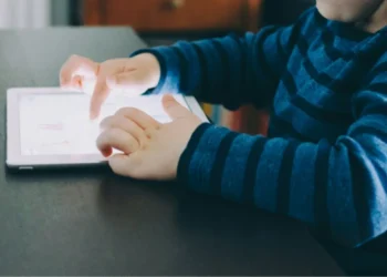 Microsoft alerta sobre la inteligencia artificial y su impacto en niños, en sintonía con el Papa León XIV