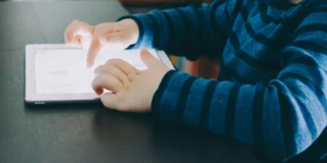 Microsoft alerta sobre la inteligencia artificial y su impacto en niños, en sintonía con el Papa León XIV
