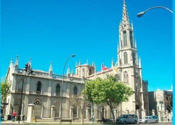 Remoción de la peligrosa cruz de una parroquia en Viña del Mar tras un sismo