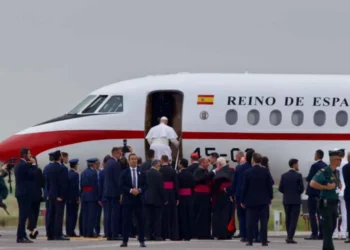 Retorno del Papa León XIV a Roma en avión real tras un contratiempo técnico en Tenerife