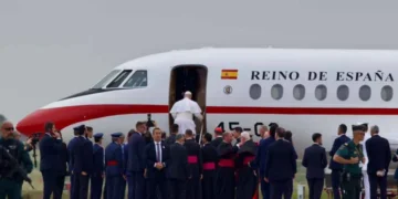 Retorno del Papa León XIV a Roma en avión real tras un contratiempo técnico en Tenerife
