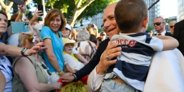 León XIV inicia su viaje apostólico a España con un llamado a la reconciliación y la esperanza