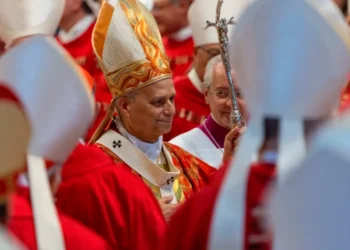 El Papa León XIV llama a la unidad en la solemnidad de San Pedro y San Pablo e impone el palio