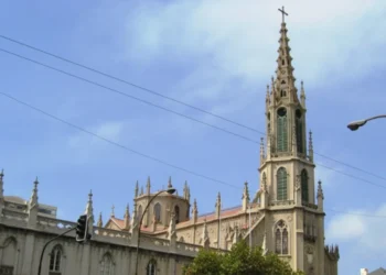 Campaña urgente para retirar cruz inclinada de la parroquia Virgen del Carmen tras sismo en Viña del Mar