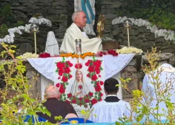Derry lidera masiva procesión eucarística global bajo el pontificado del papa León XIV