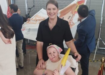 Alma, una niña luchadora, recibe la emotiva bendición del Papa León XIV en Madrid
