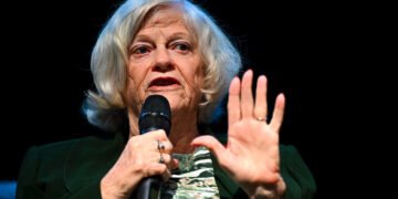 La policía británica investiga la muerte de Ann Widdecombe como asesinato; hay un detenido