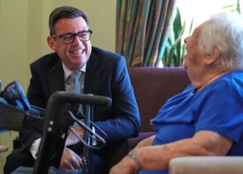 Burnham pide aplazar debate sobre suicidio asistido hasta reformar atención social