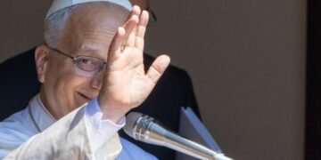 El papa León XIV reza el ángelus desde Castel Gandolfo e insta a la Iglesia a adoptar un estilo de humildad