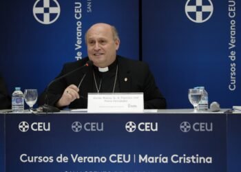 Arzobispo de Santiago defiende la esencia espiritual del Camino y la hospitalidad ante el turismo