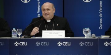 Arzobispo de Santiago defiende la esencia espiritual del Camino y la hospitalidad ante el turismo
