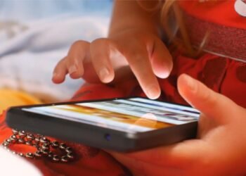 Familias frente a las pantallas en vacaciones: la estrategia de expertos católicos para conectar y educar