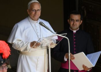 El Papa León XIV celebra el Ángelus en Castel Gandolfo y prepara encuentro musical con Andrea Bocelli
