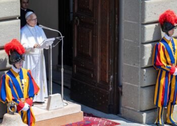 León XIV, desde Castel Gandolfo, convoca a la oración y el silencio en las vacaciones de verano