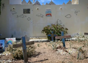 León XIV llega a Lampedusa para honrar a los migrantes y exigir dignidad en el Mediterráneo