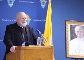 Arzobispo de Miami aboga por protecciones compasivas para migrantes haitianos con TPS
