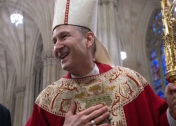 El arzobispo Ronald Hicks retoma sus funciones públicas en Nueva York tras superar delicada cirugía ocular