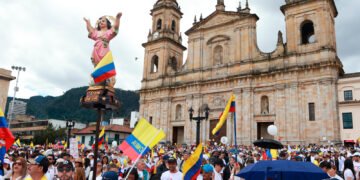 Bogotá establece el Día de la Oración: polémica entre libertad religiosa y Estado laico