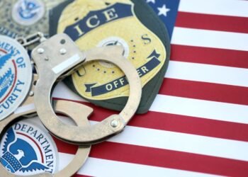 Muertes de migrantes bajo custodia de ICE generan reclamos por dignidad y derechos humanos