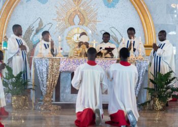 Doble ataque en Nigeria: un sacerdote asesinado y secuestros en Misa estremecen a la comunidad católica
