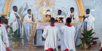 Doble ataque en Nigeria: un sacerdote asesinado y secuestros en Misa estremecen a la comunidad católica