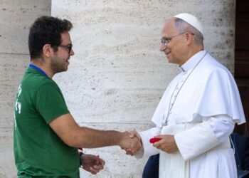 Papa León XIV se reúne con jóvenes franciscanos en Asís en el VIII Centenario de san Francisco